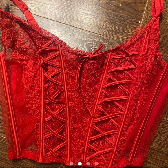 Red Victoria secret corset - Picture 2 of 4